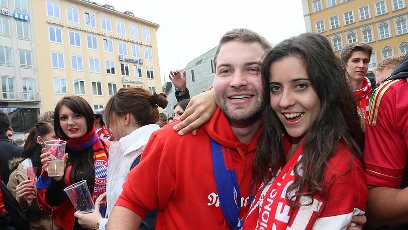 Fans lassen es beim Champions-League-Finale des FC Bayern gegen Dortmund rund um den Marienplatz krachen. Die Bilder Fans lassen es beim Champions-League-Finale des FC Bayern gegen Dortmund rund um den Marienplatz krachen. Die Bilder