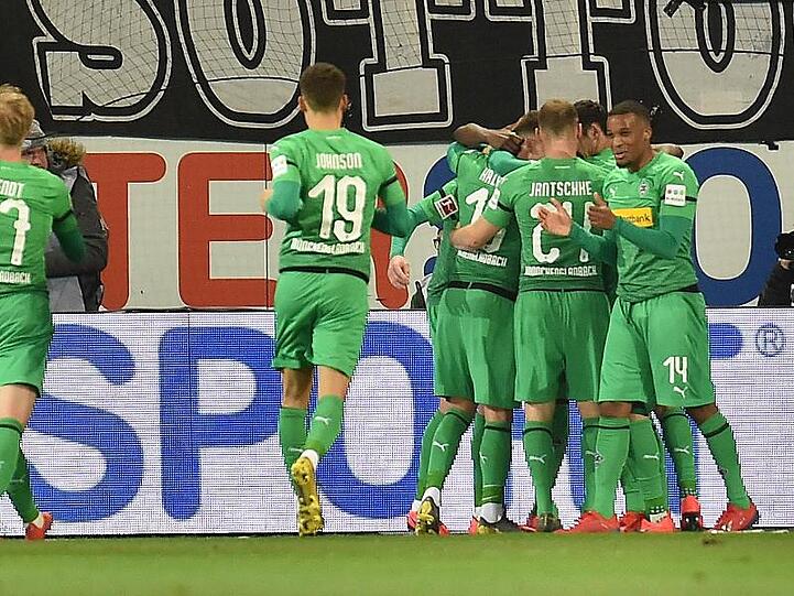 Die Gladbacher Mannschaft feiert das 1:0 von Nico Elvedi.