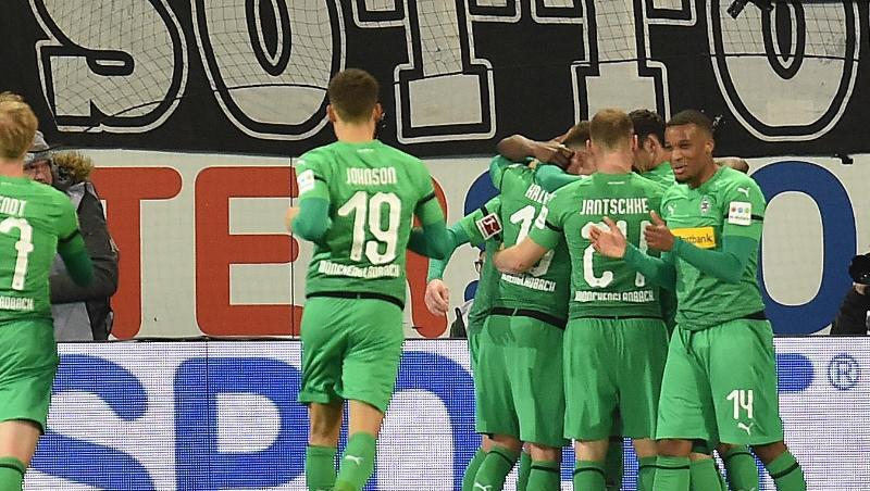 Die Gladbacher Mannschaft feiert das 1:0 von Nico Elvedi.