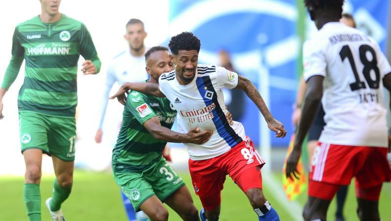 Fürths Julian Green (M,l-r) und HSV-Spieler Jeremy Dudziak kämpfen um den Ball. Fürths Julian Green (M,l-r) und HSV-Spieler Jeremy Dudziak kämpfen um den Ball.