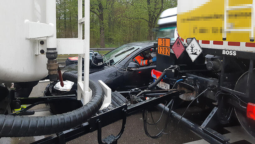Der Pkw wurde zwischen Tanklastzug und Leitplanke eingeklemmt.