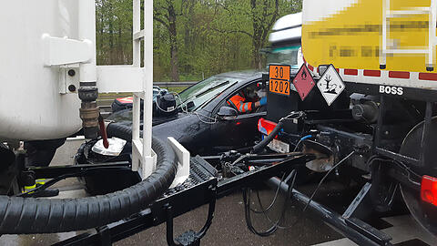Der Pkw wurde zwischen Tanklastzug und Leitplanke eingeklemmt.
