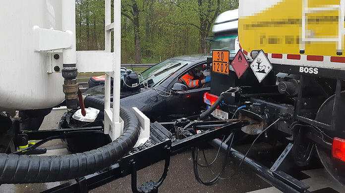 Der Pkw wurde zwischen Tanklastzug und Leitplanke eingeklemmt.