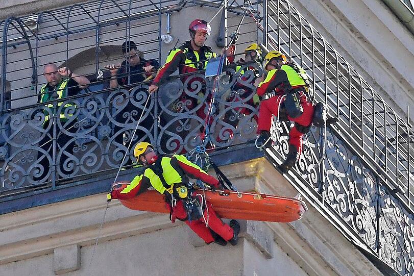 Mittels einer Art Seilbahn vom Marienplatz die 60 bis 70 Meter hoch zum Ort des Geschehens auf dem Alten Peter bargen die Feuerwehrleute die Frau und brachten sie sicher auf den Boden.