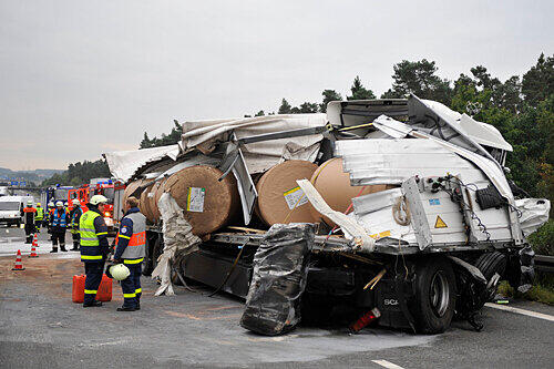 Der Fahrer dieses Lasters fuhr blau auf einen Pannen-Lkw auf. Bilanz: Zwei Verletzte, eine Viertelmillion Euro Schaden und eine 9,5 Stunden zum Teil total gesperrte A9.