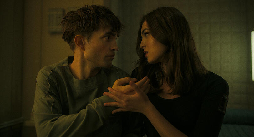 Heimliches Liebespaar: Mickey (Robert Pattinson) und Naomi Ackie als Nasha Barridge.