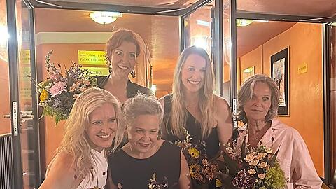 Ensemble und Regisseurin (v.l.): Bianca Karsten, Patricia Hodell, Ursula Berlinghof, Bianca Spiegel, Katja Wolff.