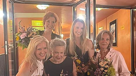 Ensemble und Regisseurin (v.l.): Bianca Karsten, Patricia Hodell, Ursula Berlinghof, Bianca Spiegel, Katja Wolff.