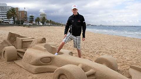 Red Bull hat Sebastian Vettel ein schönes Auto gebaut. Fast schön, wie dieses am Strand von Melbourne.