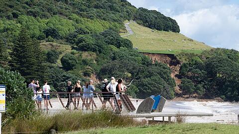 Die Einsatzteams suchen weiter unerm&uuml;dlich nach &Uuml;berlebenden.