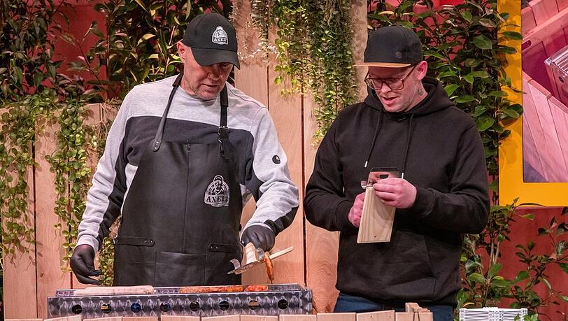 Grill-Fan Axel Schulz (l.) besucht die "Höhle der Löwen". Grill-Fan Axel Schulz (l.) besucht die "Höhle der Löwen".