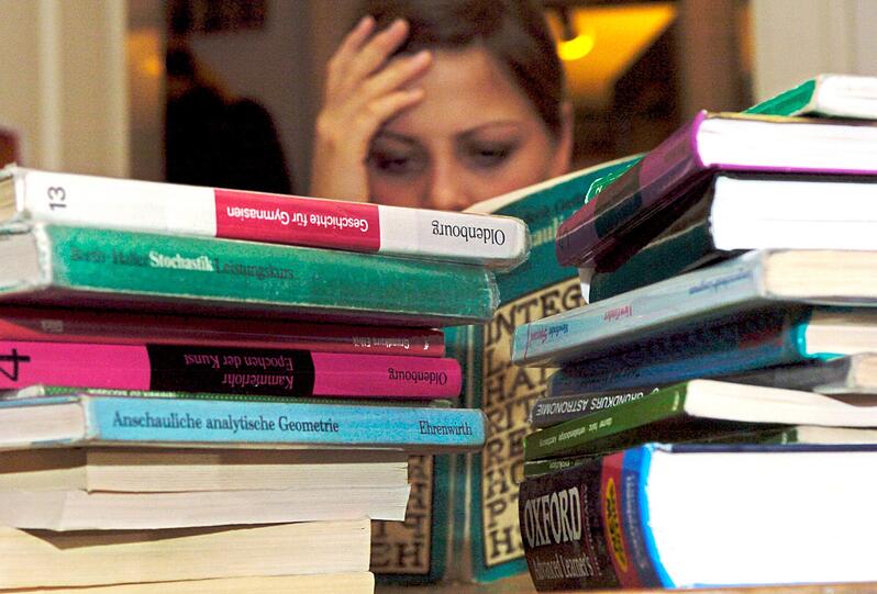 Pädagogik-Experten kritisieren, dass Bayerns Schüler immer mehr Lernstoff bewältigen müssen.