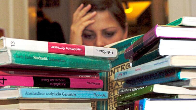 Pädagogik-Experten kritisieren, dass Bayerns Schüler immer mehr Lernstoff bewältigen müssen. Pädagogik-Experten kritisieren, dass Bayerns Schüler immer mehr Lernstoff bewältigen müssen.
