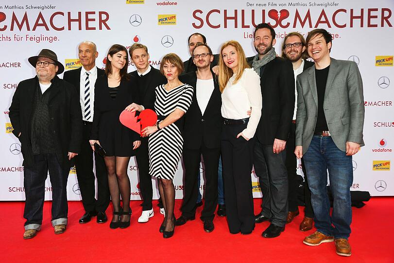 Der Cast auf der Premiere des neuen Kinofilms "Der Schlussmacher" in Berlin. In der Mitte im schwarz-weißen Kleid: Matthias Schweighöfers Mutter.