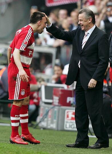 Mit Bayern-Trainer Ottmar Hitzfeld versteht sich der Franzose blendet. Auch in der Herzen der Fans schafft er es in kürzester Zeit.