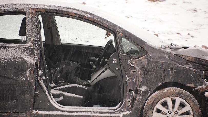 Das Auto kam von der Straße ab und landete auf einem Feld. Der Beifahrer kam mit lebensgefährlichen Verletzungen ins Krankenhaus.