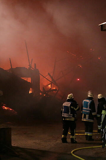 Am Freitagmorgen hat es einen Großbrand auf dem Gelände eines Bauernhofes gegeben. Das Feuer war ersten Erkenntnissen zufolge in einer Lagerhalle ausgebrochen, die Ursache war zunächst unklar.