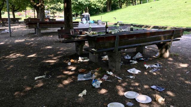 Pappteller, Flaschen, Müll: AZ-Leserin Cornelia Feyer ärgert sich über den Saustall im Westpark.