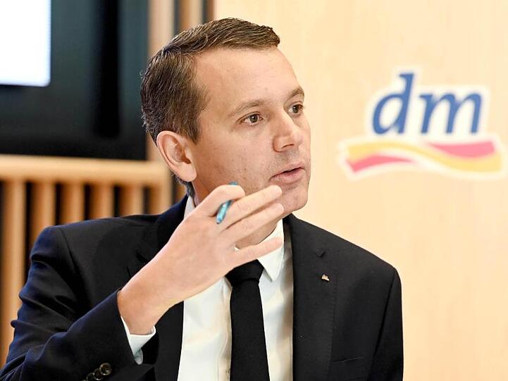 dm-Chef Christoph Werner: "Man braucht sich nicht zu wundern, wenn die Kundenströme in die Vorstädte gehen oder ins Internet abwandern.".