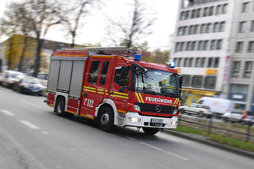 In Moosach ist ein Bagger in Brand gesteckt worden. (Symbolbild)