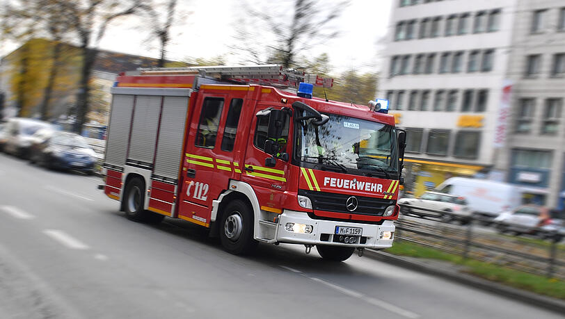 Der Einsatzleiter entschied sich, mehr Kräfte unter Atemschutz anzufordern, ein weiterer Löschzug und Sonderfahrzeuge kamen dazu. (Symbolbild)