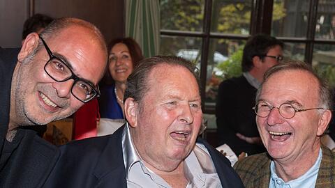 Ottfried Fischer (M) ist zusammen mit den Kabarettisten Hannes Ringlstetter (l) und Michael Lerchenberg im Augustinerkeller.
