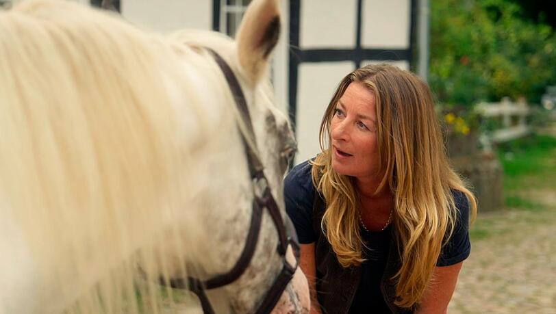 "Rote Rosen": Carla findet ein fremdes Pferd auf ihrem Hof und sp&uuml;rt eine besondere Verbindung zu dem alten Tier.