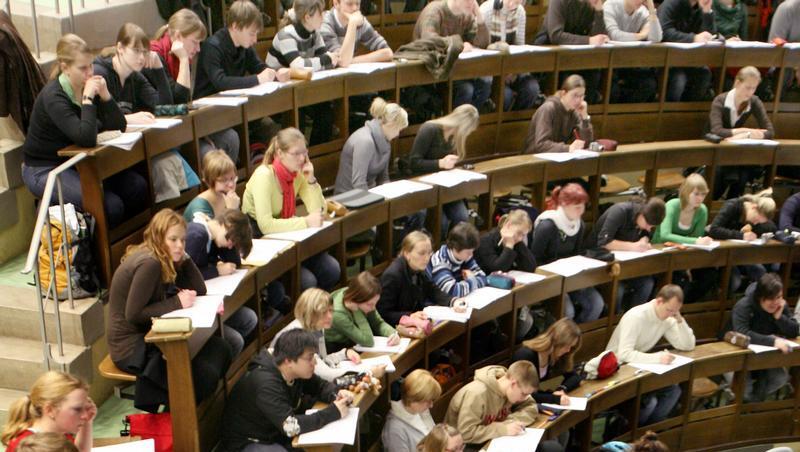 Im nächsten Jahr wird es eng in deutschlands Hörsälen. Im nächsten Jahr wird es eng in deutschlands Hörsälen.