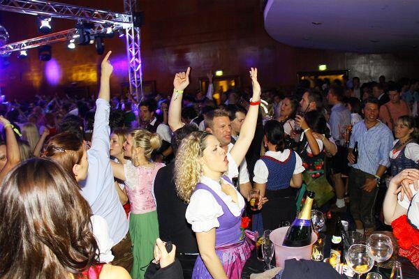 So zünftig feierten die Promis im Hippodrom von Wiesn-Wirt Sepp Krätz auf dem Frühlingsfest und in der Alten Kongresshalle beim "Tracht & Pracht Clubbing".