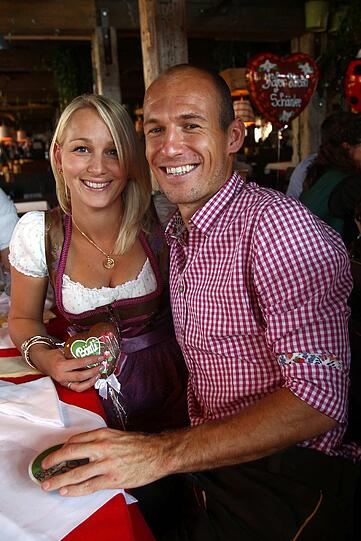 Da muss auch er lachen, auch wenn er mit dem Spielergebnis gegen Hoffenheim am Vortag so gar nicht zufrieden war: Arjen Robben mit Frau Bernadien.