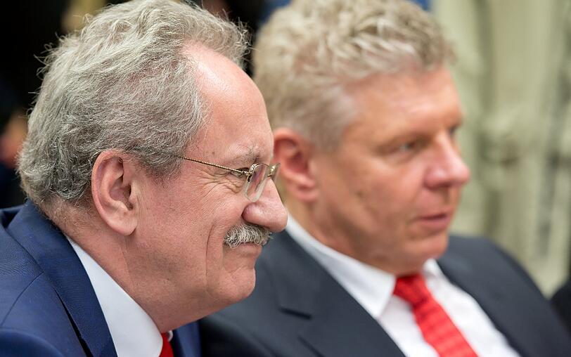 Gespannt warten Dieter Reiter (r, SPD) und der amtierende Oberbürgermeister der Stadt München, Christian Ude (SPD), auf die ersten Hochrechnungen.