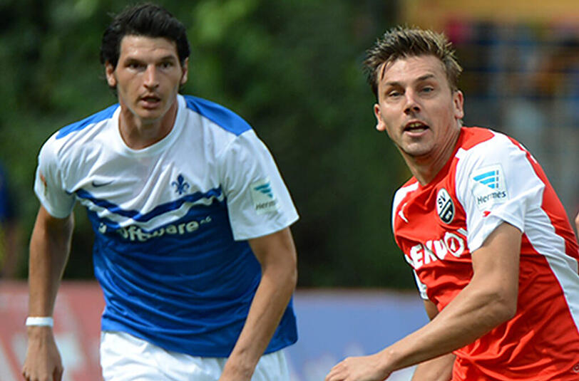 Der Darmstädter Torschütze zum 1:0, Dominik Stroh-Engel (l), und Timo Achenbach kämpfen um den Ball.