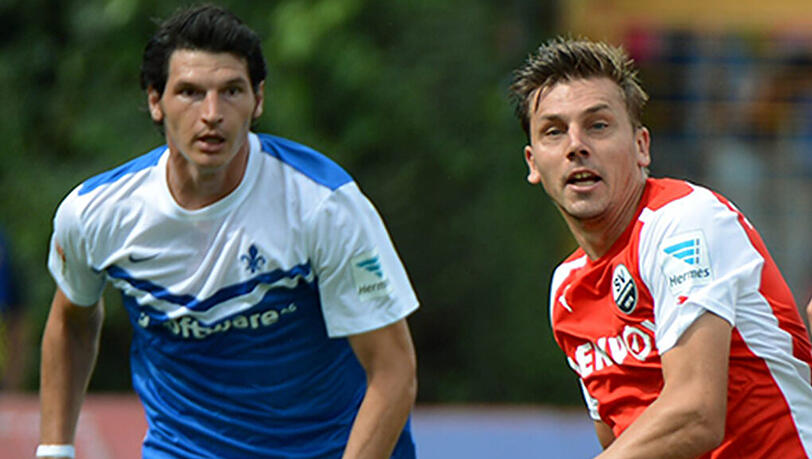 Der Darmstädter Torschütze zum 1:0, Dominik Stroh-Engel (l), und Timo Achenbach kämpfen um den Ball. Der Darmstädter Torschütze zum 1:0, Dominik Stroh-Engel (l), und Timo Achenbach kämpfen um den Ball.