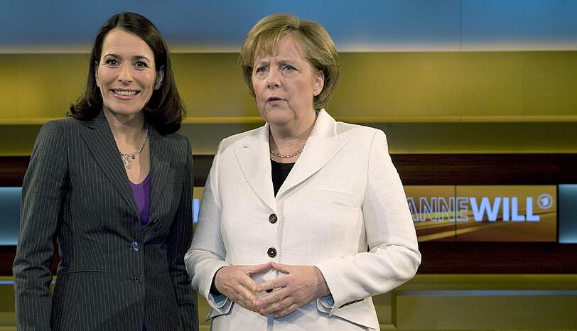 Kanzlerin Merkel an der Seite von TV-Moderatorin Anne Will im Studio in Adlershof in Berlin.