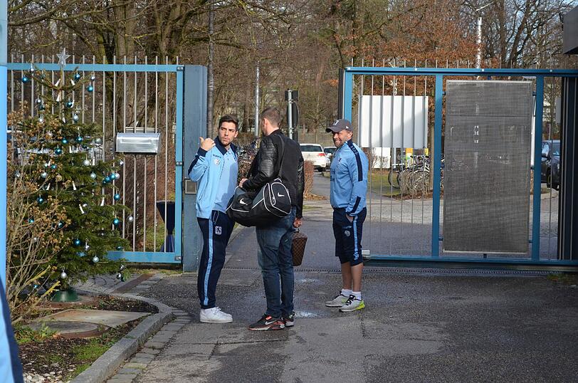 Hier begrüßen die Löwen ihren neuen Stürmer Sascha Mölders beim Trainingsauftakt nach der Winterpause.
