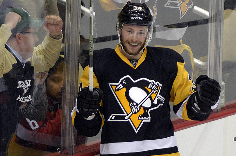Tom Kühnhackl bejubelt das 2:0 seiner Pittburgh Penguins gegen die San Jose Sharks.