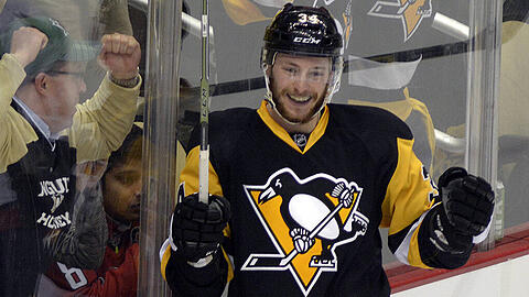 Tom Kühnhackl bejubelt das 2:0 seiner Pittburgh Penguins gegen die San Jose Sharks.