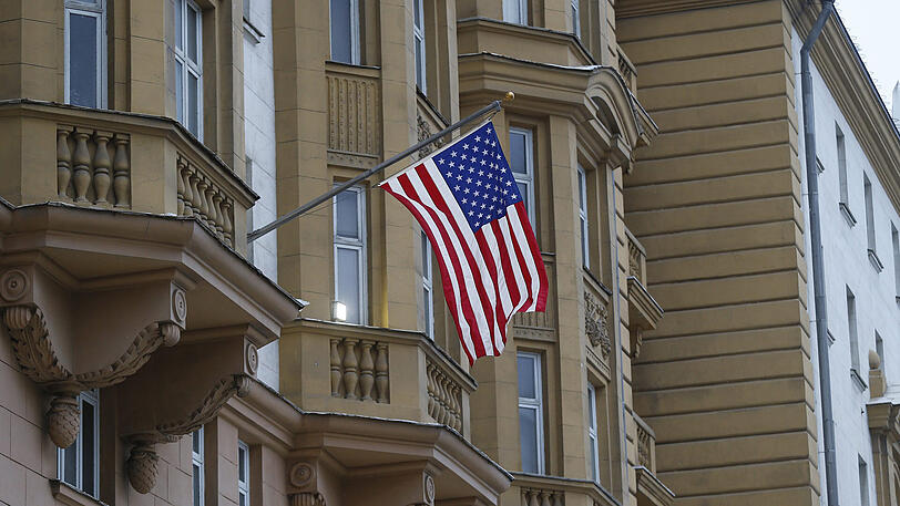 Die amerikanische Flagge weht an der US-Botschaft in Moskau. Die russische Regierung verlangt von Washington, das diplomatische Personal in Russland zu reduzieren.