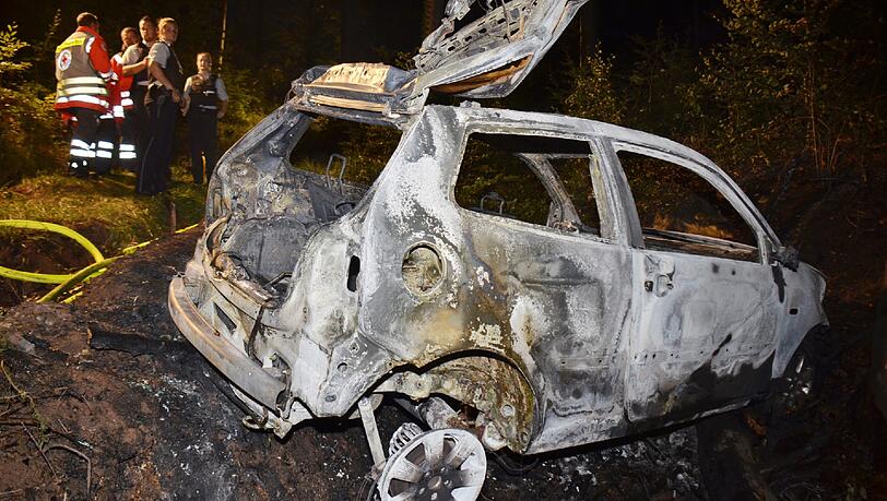 Das Auto ist komplett ausgebrannt (Symbolfoto).