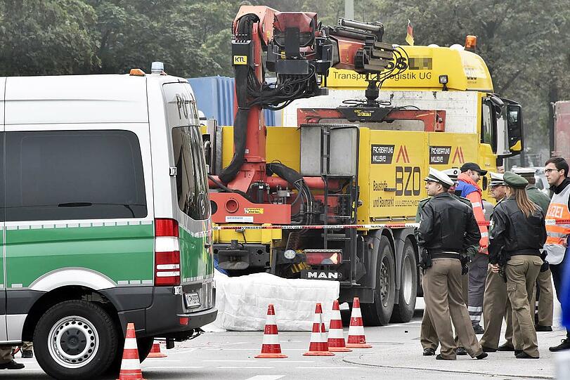 Die Person geriet unter den Lkw und verstarb. Bilder vom Polizeieinsatz.