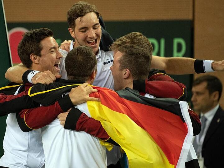 Die deutschen Davis-Cup-Spieler feiern den Sieg gegen Weißrussland.