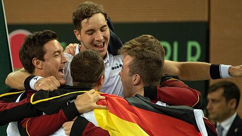 Die deutschen Davis-Cup-Spieler feiern den Sieg gegen Weißrussland.