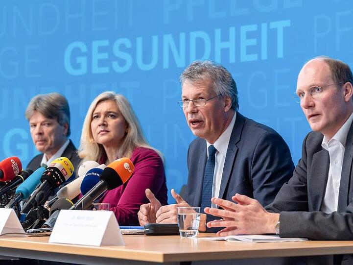 Melanie Huml (CSU), Staatsministerin für Gesundheit und Pflege, Andreas Zapf, Präsident des bayerischen Landesamtes für Gesundheit und Lebensmittelsicherheit. Foto: Peter Kneffel/dpa
