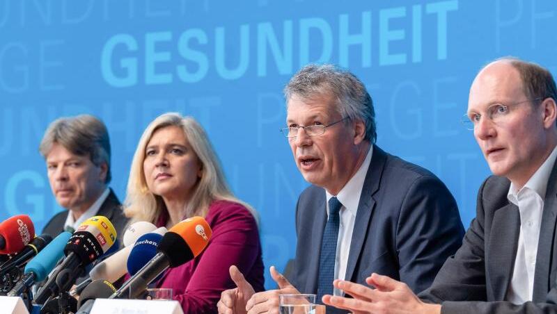 Melanie Huml (CSU), Staatsministerin für Gesundheit und Pflege, Andreas Zapf, Präsident des bayerischen Landesamtes für Gesundheit und Lebensmittelsicherheit. Foto: Peter Kneffel/dpa Melanie Huml (CSU), Staatsministerin für Gesundheit und Pflege, Andreas Zapf, Präsident des bayerischen Landesamtes für Gesundheit und Lebensmittelsicherheit. Foto: Peter Kneffel/dpa