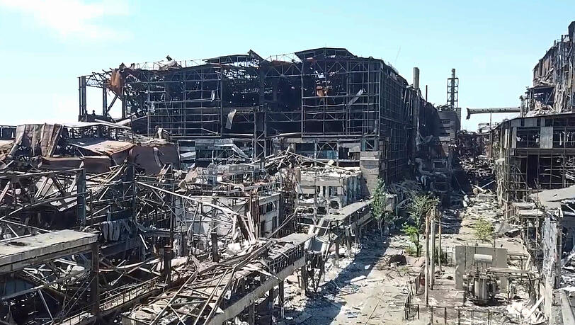 Das Videostandbild zeigt das Stahlwerk Asovstal. Das Werk wurde bei der Belagerung von Mariupol fast vollständig zerstört. Das Videostandbild zeigt das Stahlwerk Asovstal. Das Werk wurde bei der Belagerung von Mariupol fast vollständig zerstört.