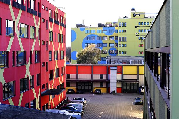 Das Kistlerhof-Areal heute: Rund 90 Mieter gibt es hier. Die Fassadengestaltung stammt von Flatz, Krawattenmuster hatten ihn dazu inspiriert.