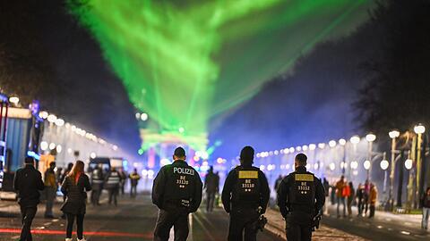 Polizisten auf der Stra&szlig;e des 17. Juni.