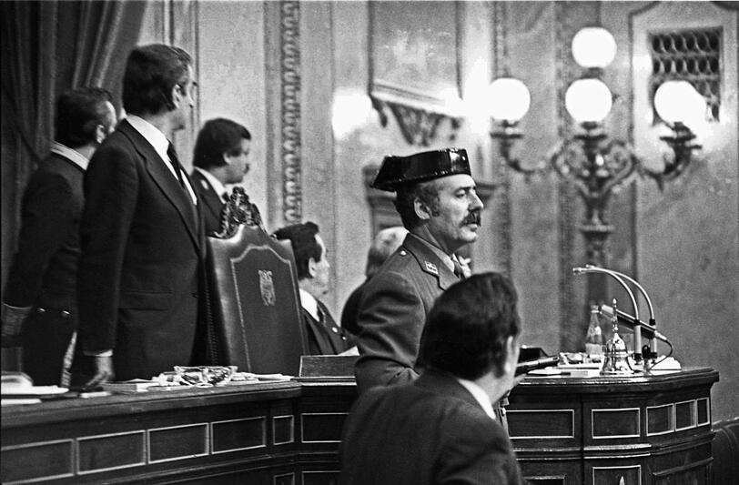 Putschversuch am 23. Februar 1981: Antonio Tejero mit Pistole am Rednerpult im spanischen Parlament