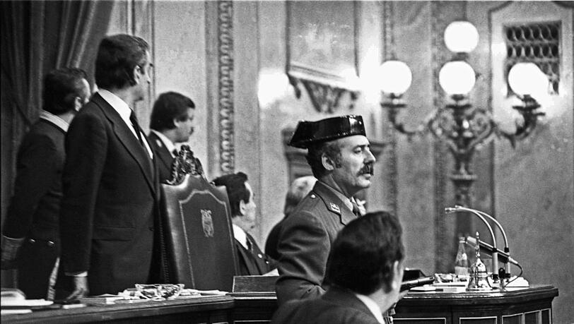 Putschversuch am 23. Februar 1981: Antonio Tejero mit Pistole am Rednerpult im spanischen Parlament