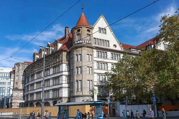 In dieses denkmalgesch&uuml;tzte Geb&auml;ude am Hauptbahnhof sollte Galeria nach der Sanierung wieder einziehen. Das Vorhaben platzte mit der Pleitewelle von Benkos Signa.